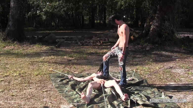 Bad boys bootcamp: Damien bị nện trên tarp