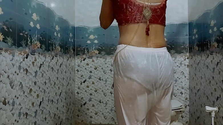 Ankurpriya000: Індійська мачуха купається у відкритому білому законі, змушує мене почуватися краще