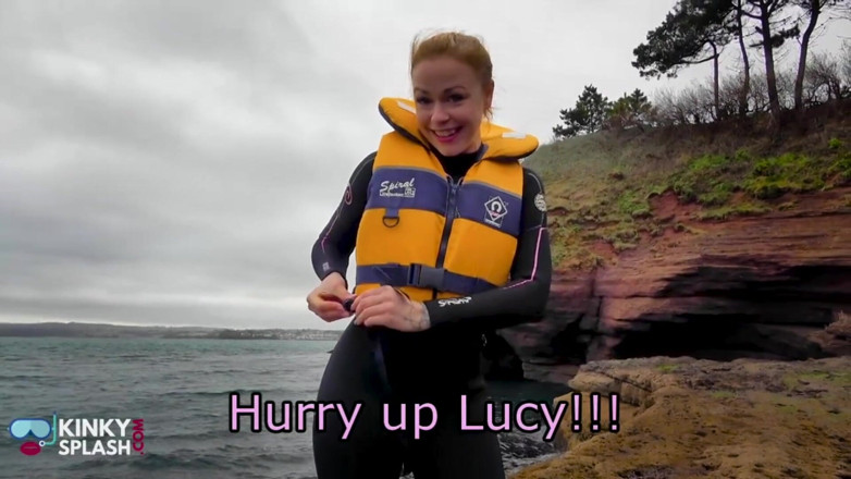 UKCuteGirl Lucy Lauren: Lucy aur zoe ke saath Wetsuit Lifejacket phaishan sho