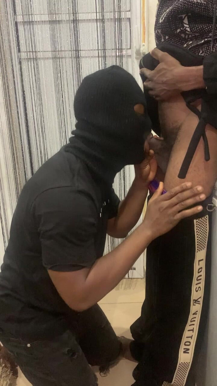 Enigmatic Buoy: Tesão hetero twink implora por um boquete.