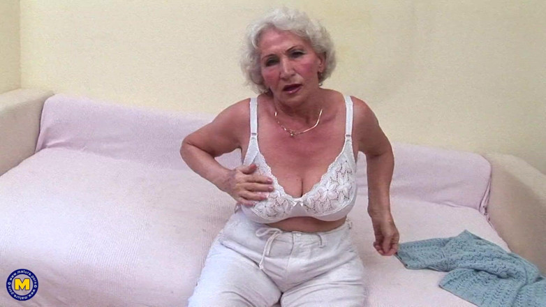 Mature NL: Nine ıslak kıllı amıyla oynamayı seviyor