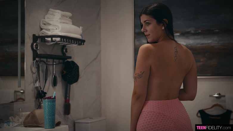 Teenfidelity: Lily Winters orgazm dla kutasa