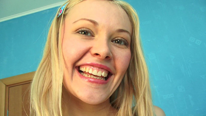 European fresh porn: Pierwszy seks analny z uroczą nastolatką blondynką