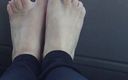 Foxie Roxie: Сексуальные пальцы ног в машине