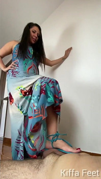 CBT 7 - Göttin Kiffa in Riesin sexy blauen Schutz Sandalen CBT und ballbusting abspritzen
