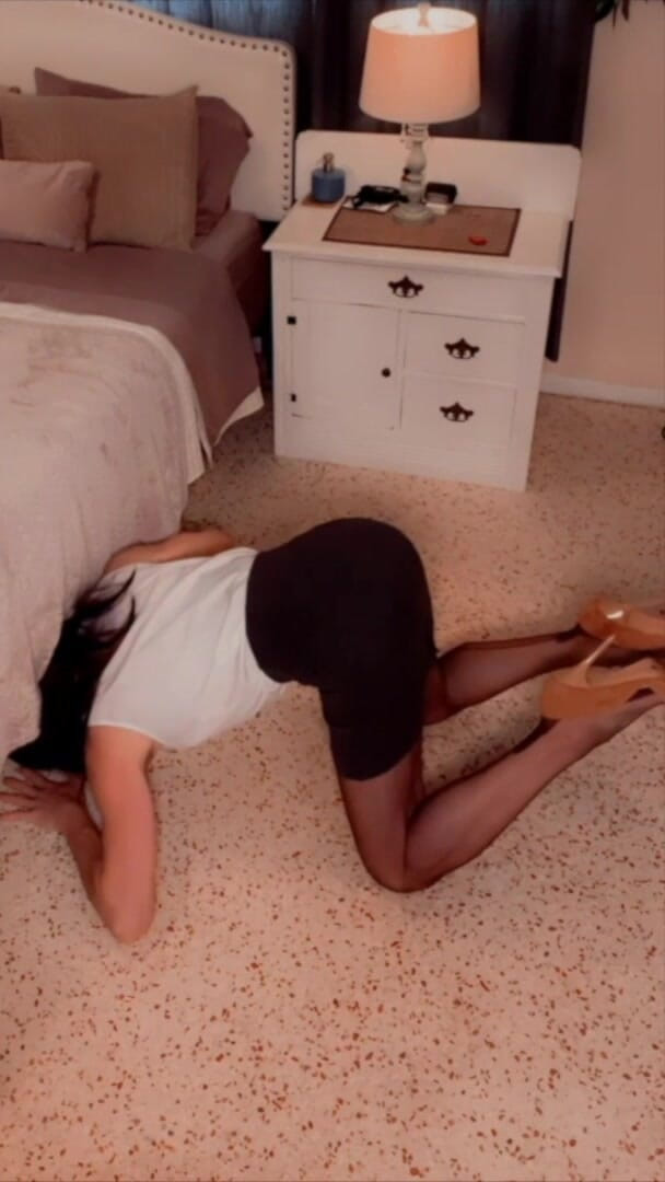 TVI Studios Val Parker: Dihisap Di Bawah Katil Tanpa Bantuan dan Terdedah