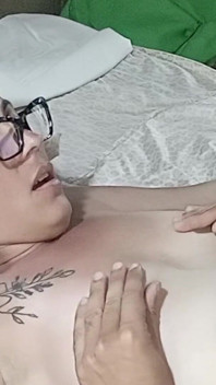Abang tiri makan pepek berbulu saya dengan ghairah, membawa saya ke orgasme yang lazat