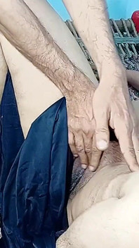 Frau mit dicken möpsen rannte aus dem haus, um den großen schwanz ihres liebhabers zu bekommen, aber er tity wurde gefickt und in der muschi gefingert