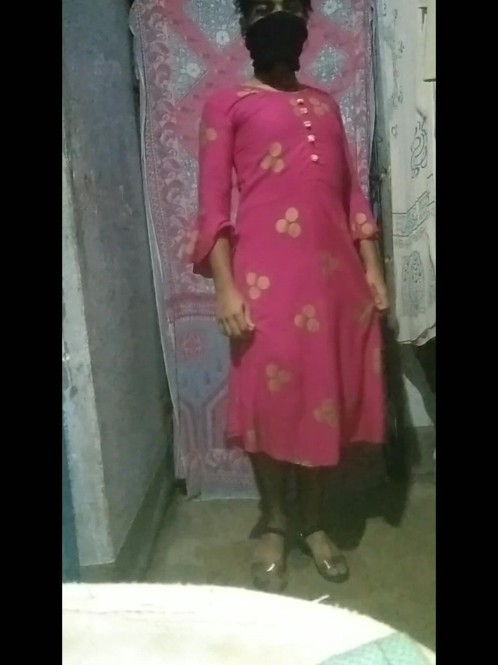 Sissy lily: Sissy mit kleinem schwanz probiert neues kleid aus