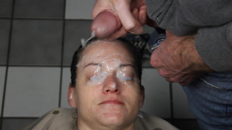 Dirty Dees: 在肮脏的 dees 操逼漂亮的脸