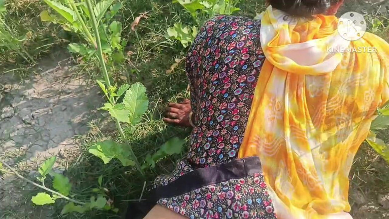 Savita5343: 村のデシ・バービーがマスタードフィールドでドギースタイルでセックス。デシ・バービーとデワーの屋外セックス