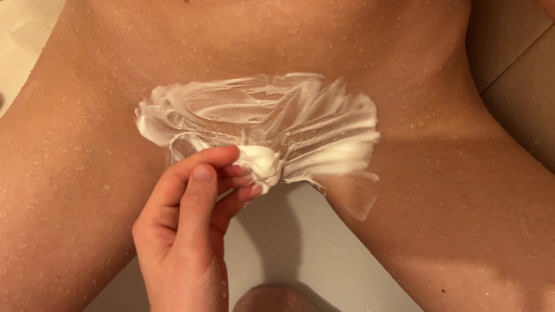Mia Foster: 姐姐的丈夫刮我的阴户然后操我