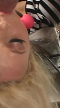 Une MILF blonde prend une grosse bite au fond du cul