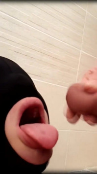 Gioca con il piscio in bagno