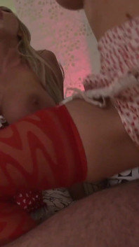 Jenna se masturba la vagina mientras chupa una gran polla
