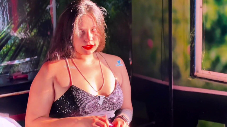 Kittydj: Distrugând curva Kittydj și este futută în cur și vagin de vecinul ei