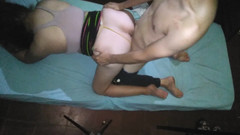 Fitcure1: Zvednu jí pruhovanou sukni, rozjezdím jí tanga do strany a...