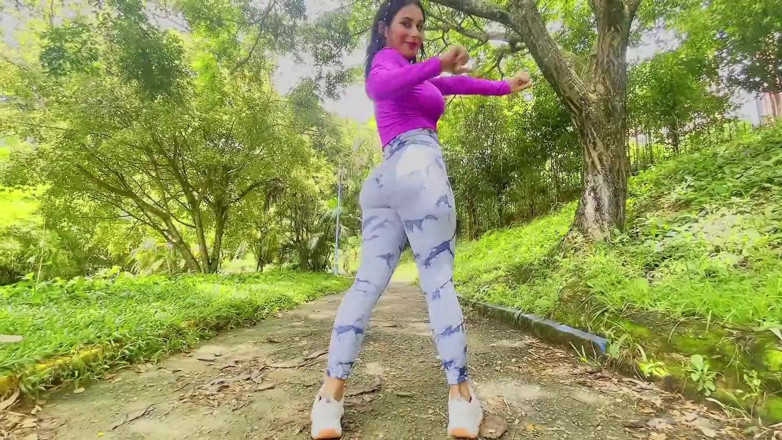 Jenifer Play: Un mannequin colombien de 23 ans a des relations sexuelles anales...