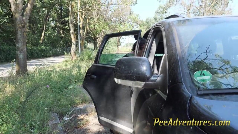 Pee Adventures: Esqueci de fazer xixi antes de sair para uma reunião...