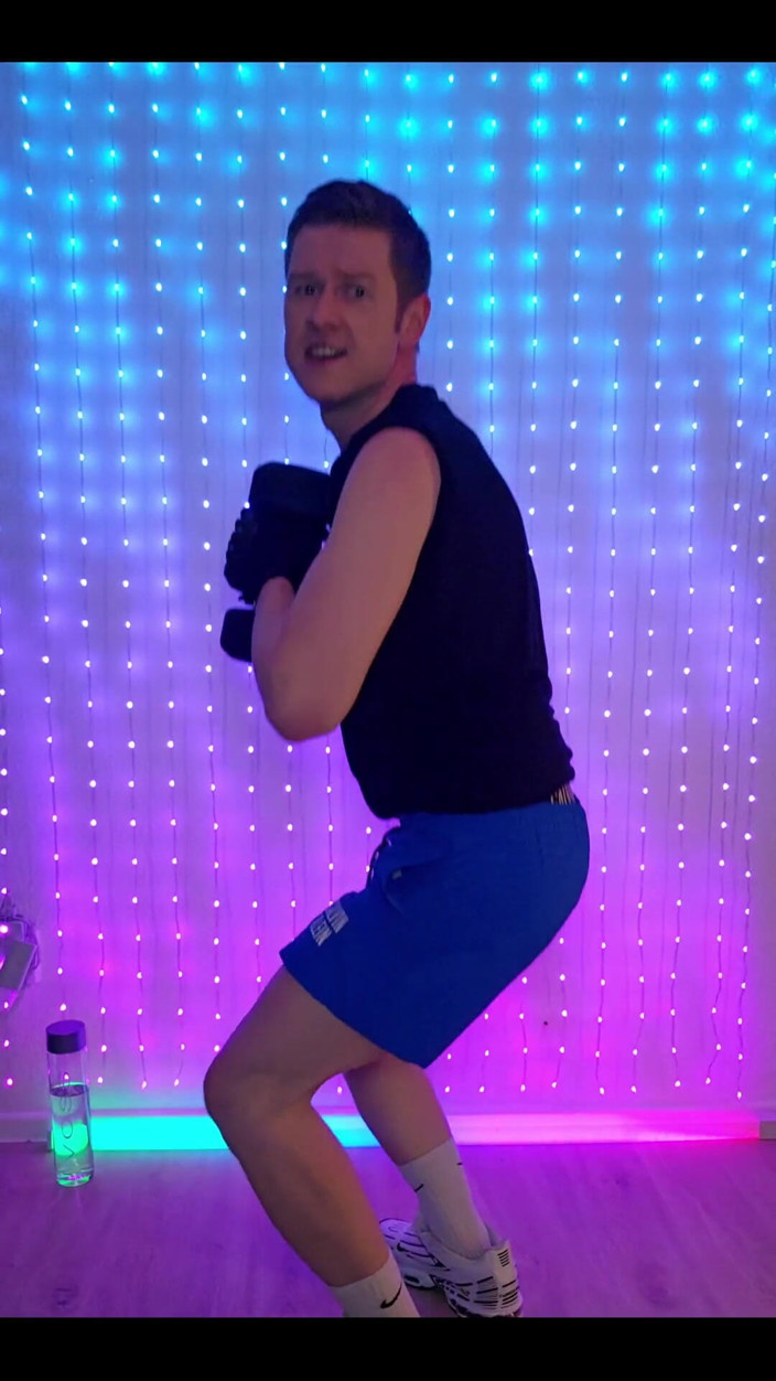 Roman Heart: Trening fitness w niebieskich spodenkach CK 