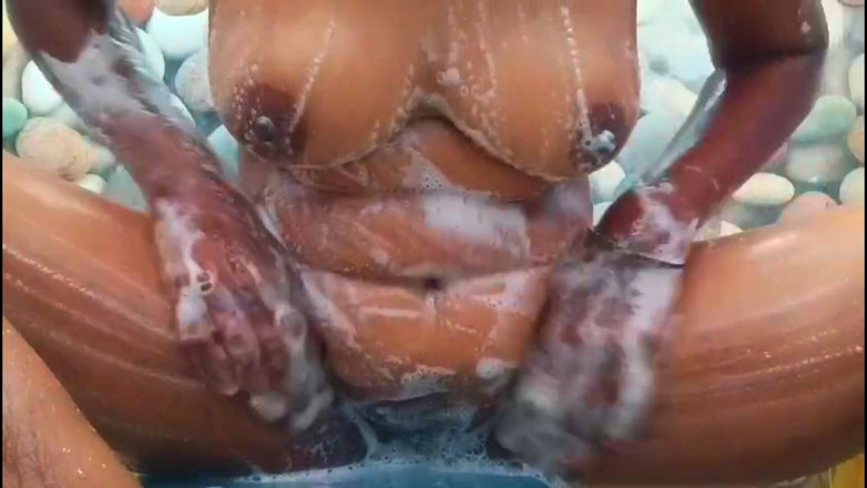 Ammukutty88: Ammu nos está mostrando aplicando jabón en enormes tetas y...