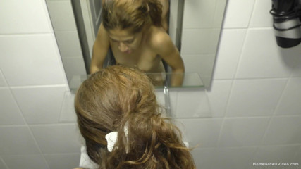 Homegrown Video: Hezká Lisa má svou chlupatou kundičku creampie