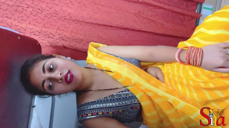 Vicky Siya: Indische Siya Bhabhi huwelijksreis in de trein met vreemde passagier