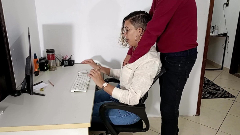 Gabi SweetCouplesStories: Conocer al jefe el primer día de trabajo.