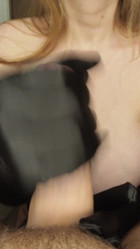 Ho indossato un corsetto e guanti di raso e l'ho masturbato finché non ci è venuto sopra