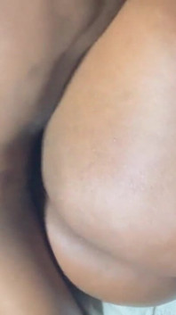 Une MILF sexy prend une grosse bite
