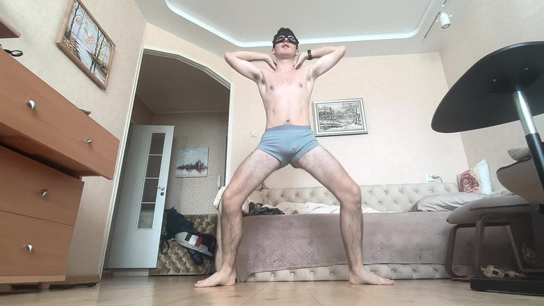 webcamboy98: Tienerjongen doet naakte oefeningen en hurkt