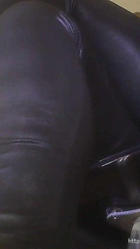 Picioare sexy în pantalonii mei din piele Thight1.