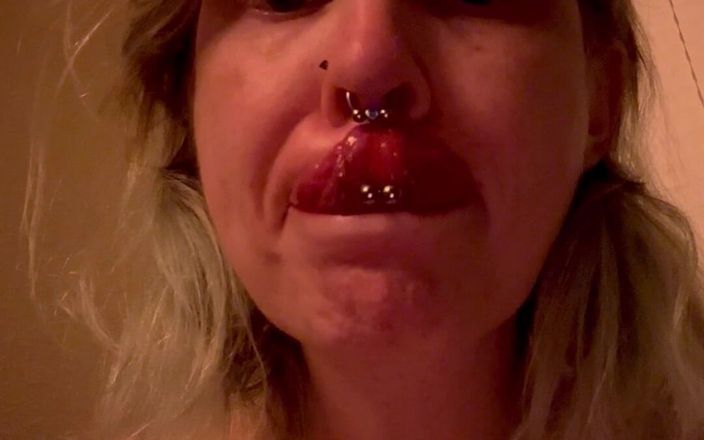 Hot potato girl: Соблазняю всех тебя моим длинным пирсингом языком