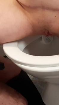 素人熟女トイレ小便クローズアップ。様々なシーン。