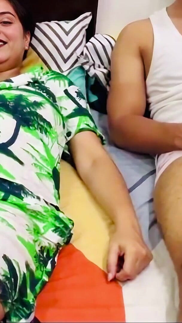 Hornycouple149: 忙しい義理の妹が義理の兄の勃起を手伝う