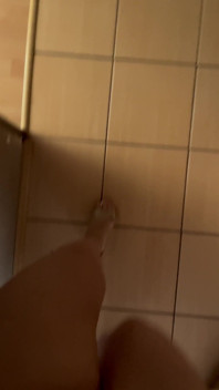 VEDERE LA PERSOANA 1: Sunetele de mers pe jos, în bej tocuri înalte