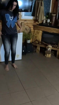 Scopata in faccia e sborrata mentre indossa i jeans attillati 284