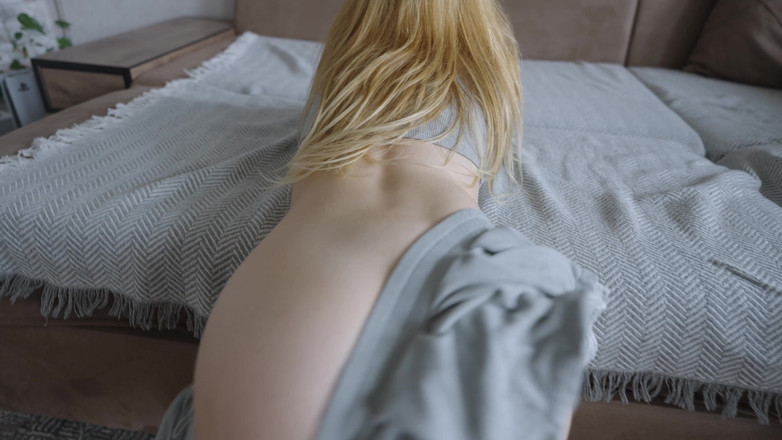 Verlonis: 继母站不住，把她的书放在一边吮吸鸡巴