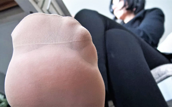 Goddess zephy: Ignorowany na My Nylon-clad Boss Feet!