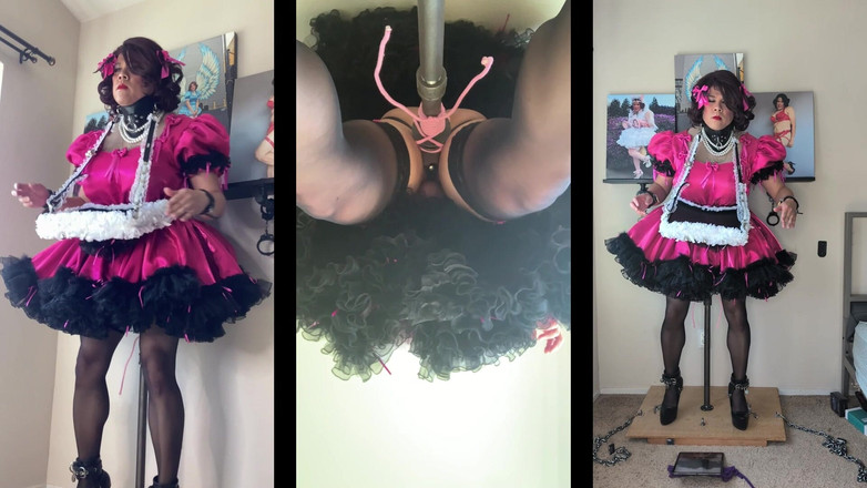 Sissy Candy: ディルドスタンドに乗ったサービングトレイを持つ弱虫メイド