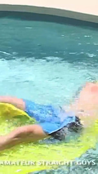 Ken ed giocano in piscina