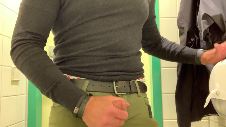 TJenner: 一日中ムラムラするので、駅のトイレでこすります