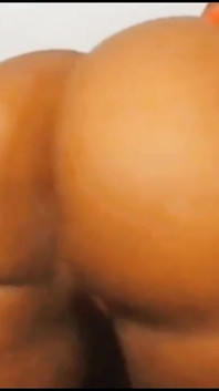 Gran culo negro en bragas culo aplaudiendo y extendiendo las mejillas