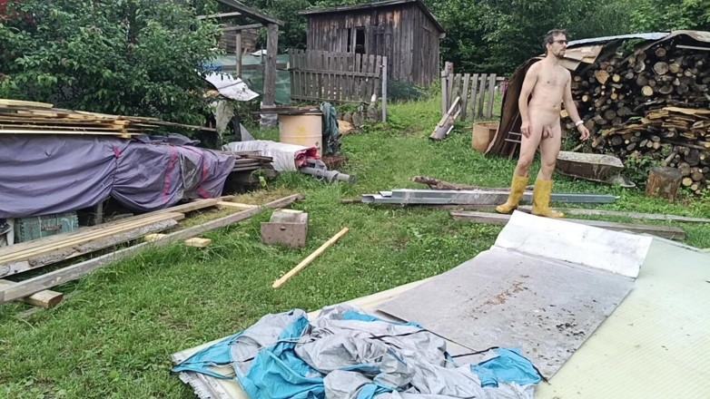 kickerscooter: Naken i trädgården: smutsig jagande i poolen