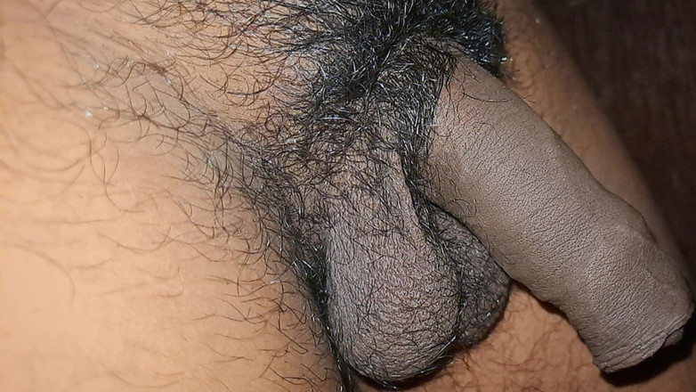 Desi Porn India 2: Il giovane ragazzo indiano di Desi piscia da solo.