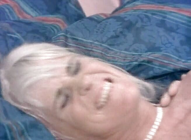 Alfacontent: Prsatá blonďatá MILFka byla ošukaná obrovským ptákem