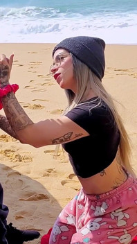 Poprosiłem nieznajomego, aby sfilmował mnie na plaży, nagrodziłem go bardzo mokrym lodzikiem!