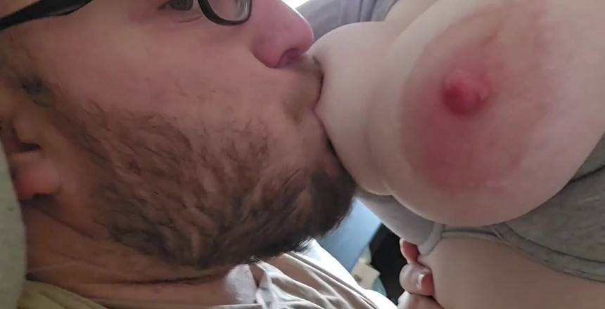 LEXI AND DAN: 젖탱이를 빨고 깊은 드리핀을 받는 아름다운 거유 어두운 머리 여친