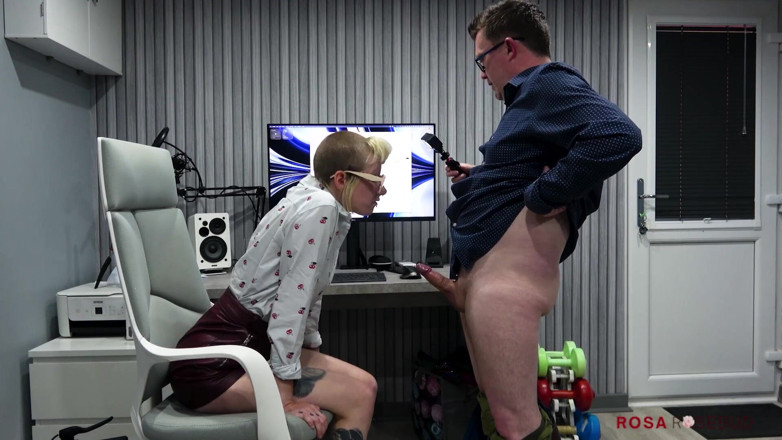 rosarosebud: Office slut # 2- succhiare il cazzo del capo