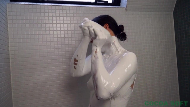 Cocoa Soft: Bellezza asiatica color bianco in bagno